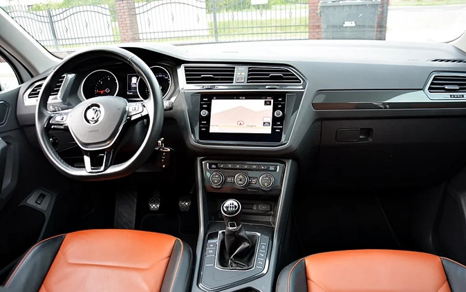 Volkswagen Tiguan cena 89700 przebieg: 171750, rok produkcji 2018 z Warka małe 667